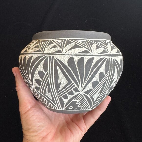 Vintage Laguna Acoma Pueblo Pottery Jar Etched Sgraffito Signed LC/GP - Picture 2 of 9